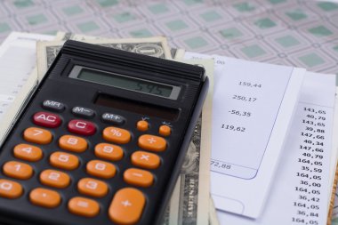 Yardımcı programı veya ipotek faturaları, hesap makinesi ve ABD dolar - ekonomi kavramı