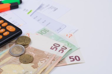 Yardımcı programı veya ipotek faturaları, hesap makinesi ve Euro banknot ve madeni paralar