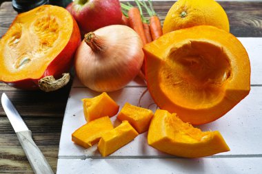 Taze malzemeler ile elma, portakal, havuç kabak soep için bir