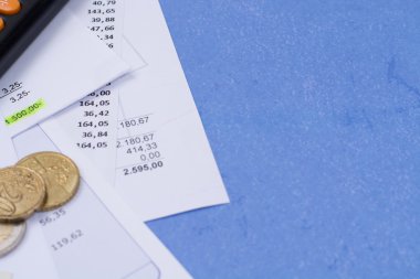 Yardımcı programı veya ipotek faturaları, hesap makinesi ve Euro banknot ve madeni paralar alanı Kopyala