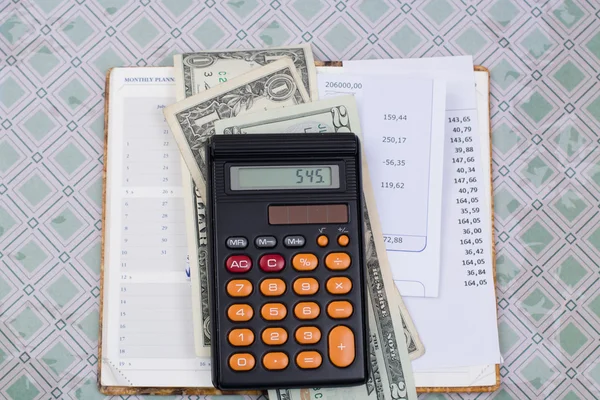 Коммунальные или ипотечные счета, калькулятор и доллары США - финансовая концепция — стоковое фото