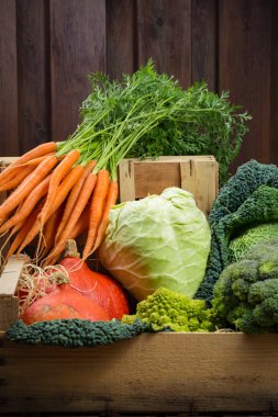 Ahşap kutusunda, yeşil ve turuncu taze sebze hasat