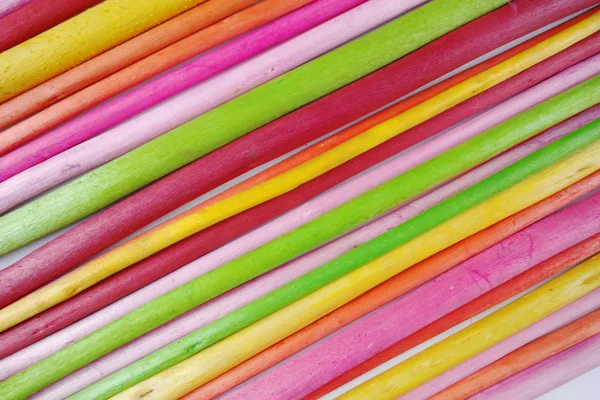 Palos de madera de colores sobre fondo blanco — Foto de Stock