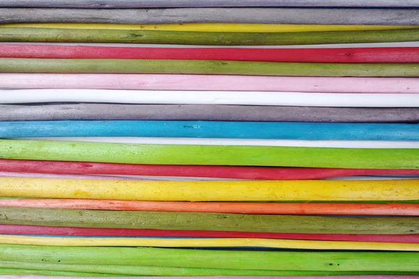 Palos de madera de colores sobre fondo blanco — Foto de Stock