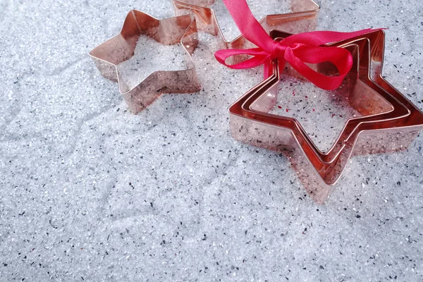 Měděný hvězda tvarované cookie fréza na Vánoce na lesklý mirrore — Stock fotografie