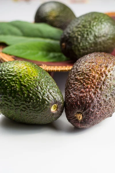 Зеленый свежий авокадо с листьями — стоковое фото