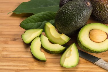 Yaprakları ile yeşil taze avokado