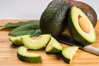 Yaprakları ile yeşil taze avokado