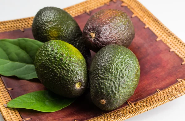 Groene verse avocado met bladeren — Stockfoto