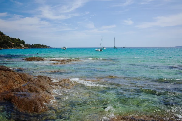 Blauwe heldere zeewater Le Lavandou - vakantiebestemming in Franc — Stockfoto