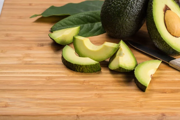 Groene verse avocado met bladeren — Stockfoto