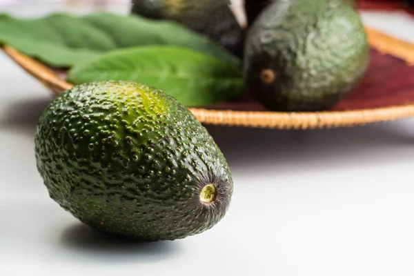 Grön färsk avokado med blad — Stockfoto