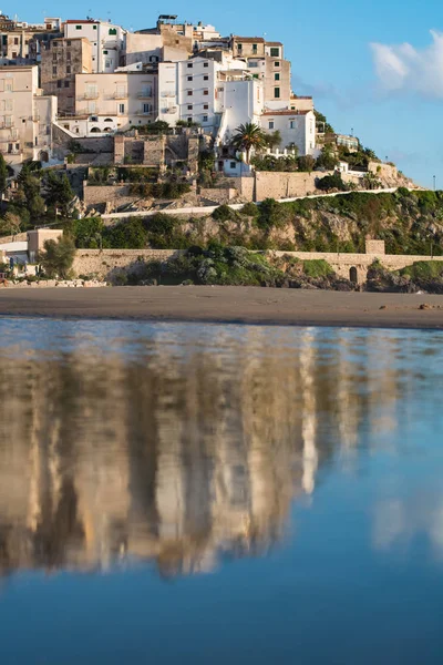 Panoramic view of Sperlonga and beautiful sandy beach. Italy — Stock Photo, Image