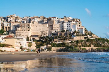Panoramik Sperlonga ve güzel kumlu plajı. İtalya