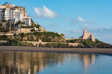 Panoramik Sperlonga ve güzel kumlu plajı. İtalya