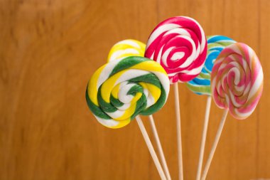 Çok renkli tatlı şekerler ve twirls ahşap sopa üzerinde