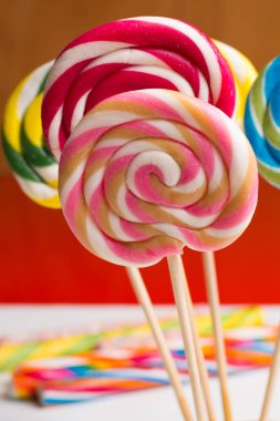 Çok renkli tatlı şekerler ve twirls ahşap sopa üzerinde