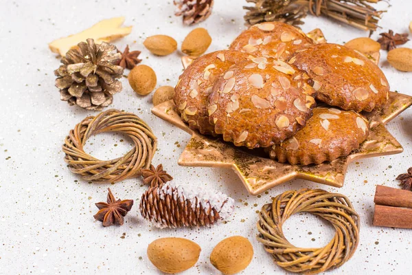 Biscoitos de Natal com nozes de amêndoa e gengibre na estrela dourada pla — Fotografia de Stock