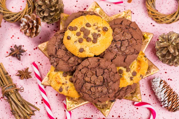 Weihnachtsschokolade und Zuckerstangen auf goldenem Teller — Stockfoto