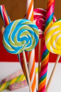 Çok renkli tatlı şekerler ve twirls ahşap sopa üzerinde