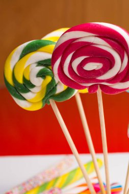 Çok renkli tatlı şekerler ve twirls ahşap sopa üzerinde