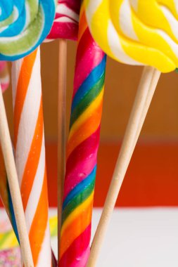 Çok renkli tatlı şekerler ve twirls ahşap sopa üzerinde