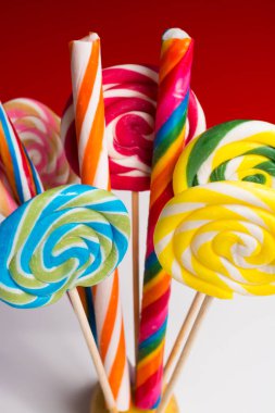 Çok renkli tatlı şekerler ve twirls ahşap sopa üzerinde