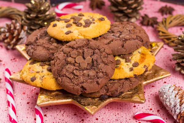 Weihnachtsschokolade und Zuckerstangen auf goldenem Teller — Stockfoto