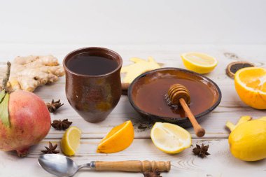 Doğal grip ve soğuk çare - portakal ve limon meyve, taze ging