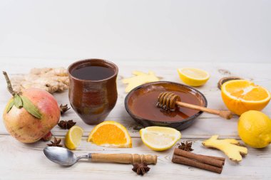 Doğal grip ve soğuk çare - portakal ve limon meyve, taze zencefil