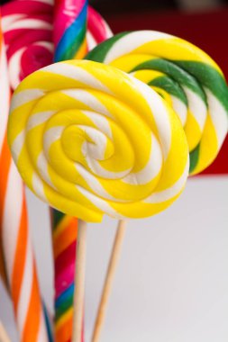 Çok renkli tatlı şekerler ve twirls ahşap sopa üzerinde