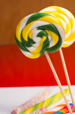 Çok renkli tatlı şekerler ve twirls ahşap sopa üzerinde