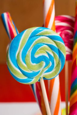 Çok renkli tatlı şekerler ve twirls ahşap sopa üzerinde