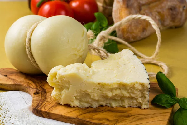 Mejor comida italiana - caciocavallo fresco y queso pecorino de Italia —  Fotos de Stock