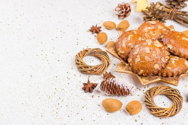 Biscoitos de Natal com nozes de amêndoa e gengibre no espaço de cópia da placa estrela dourada — Fotografia de Stock