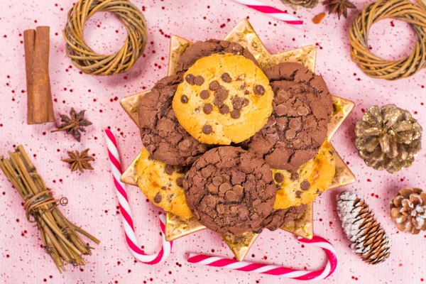 Comida de Natal - biscoitos de chocolate e bengalas doces em prato dourado — Fotografia de Stock