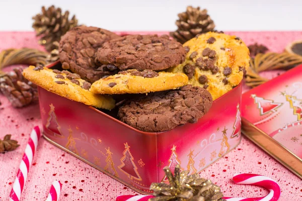 Weihnachtsessen - Schokoladenkekse und Zuckerstangen in Blechdose — Stockfoto