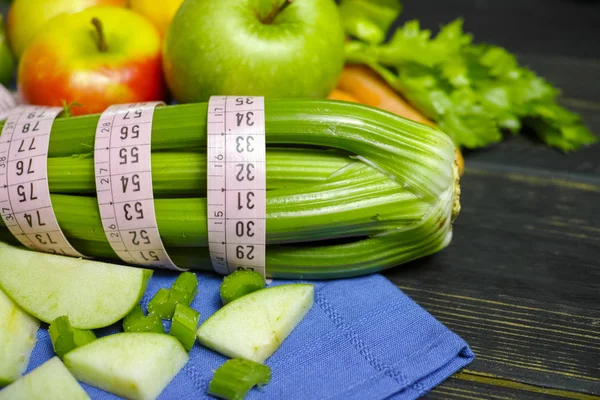 绿色蔬菜和水果-西芹苗和苹果，饮食观念 — 图库照片