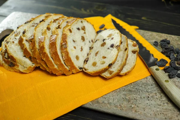 Pan de pasas recién horneado — Foto de Stock