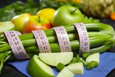 Yeşil sebze ve meyve - kereviz sürgünler ve elma, diyet fitness kavramı