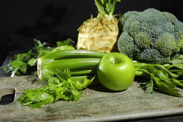 Légumes et fruits verts - céleri, pommes, céleri-racines — Photo