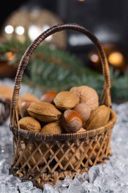 Kış Noel deli mi kötü sepet beyaz buz üstünde