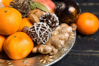 Kış Noel meyve ve fındık ile Noel dekorasyonu gümüş tabakta