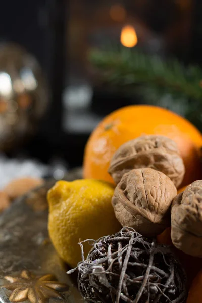 Winterkristalle Früchte und Nüsse auf Silberteller — Stockfoto