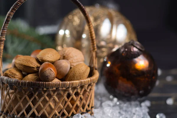 Winter Cristmas Nüsse ist böse Korb auf weißem Eis — Stockfoto