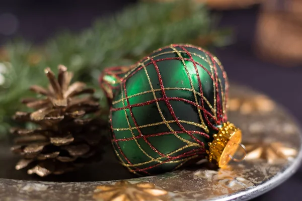Palla ornamento inglese verde fatto a mano per albero di Natale — Foto Stock