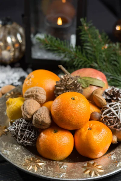 Winterkristalle Früchte Und Nüsse Auf Silberteller Mit Weihnachtsdekoration — Stockfoto