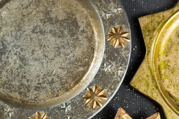 Винтажные золотой и серебряный цвет рождественские тарелки, украшения — стоковое фото