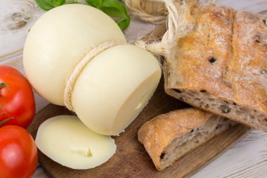En iyi İtalyan yemekleri - taze caciocavallo peynir, kırmızı şarap, zeytin ekmek