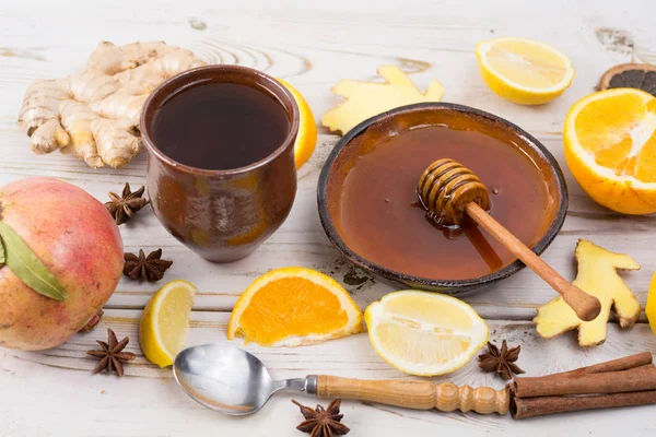 Doğal grip ve soğuk çare - portakal ve limon meyve, taze zencefil